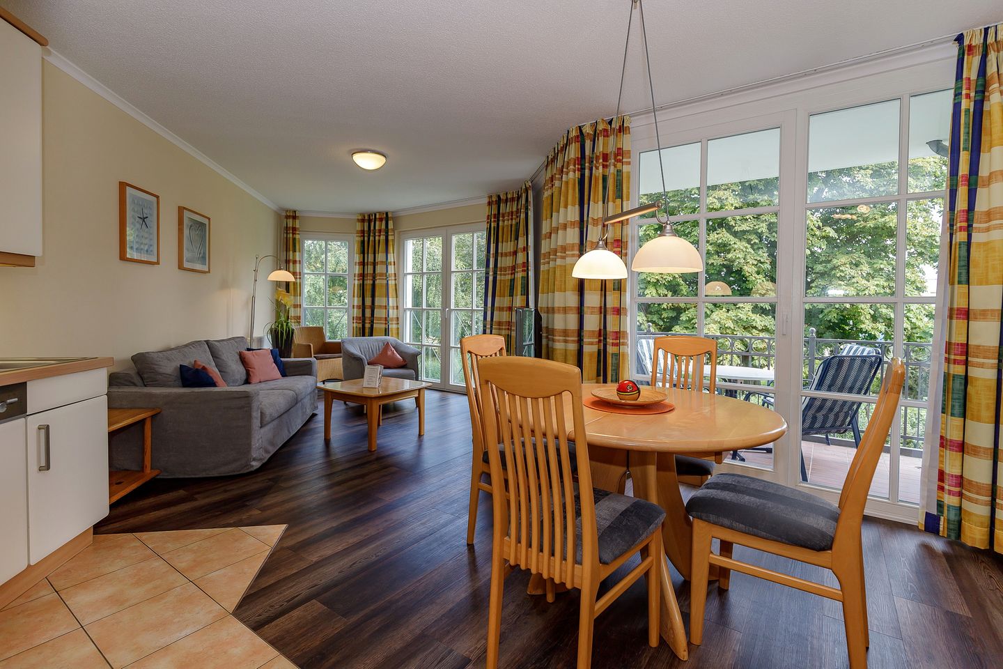 Apartmenthaus Atlantik Apartmenthaus Atlantik 114 Kühlungsborn - Wohn-Essbereich mit Couch und Esstisch