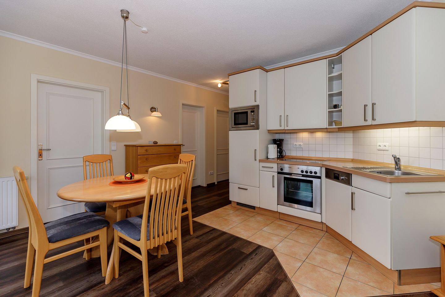 Apartmenthaus Atlantik Apartmenthaus Atlantik 114 Kühlungsborn - Küchenzeile mit Esstisch und Sitzgelegenheit