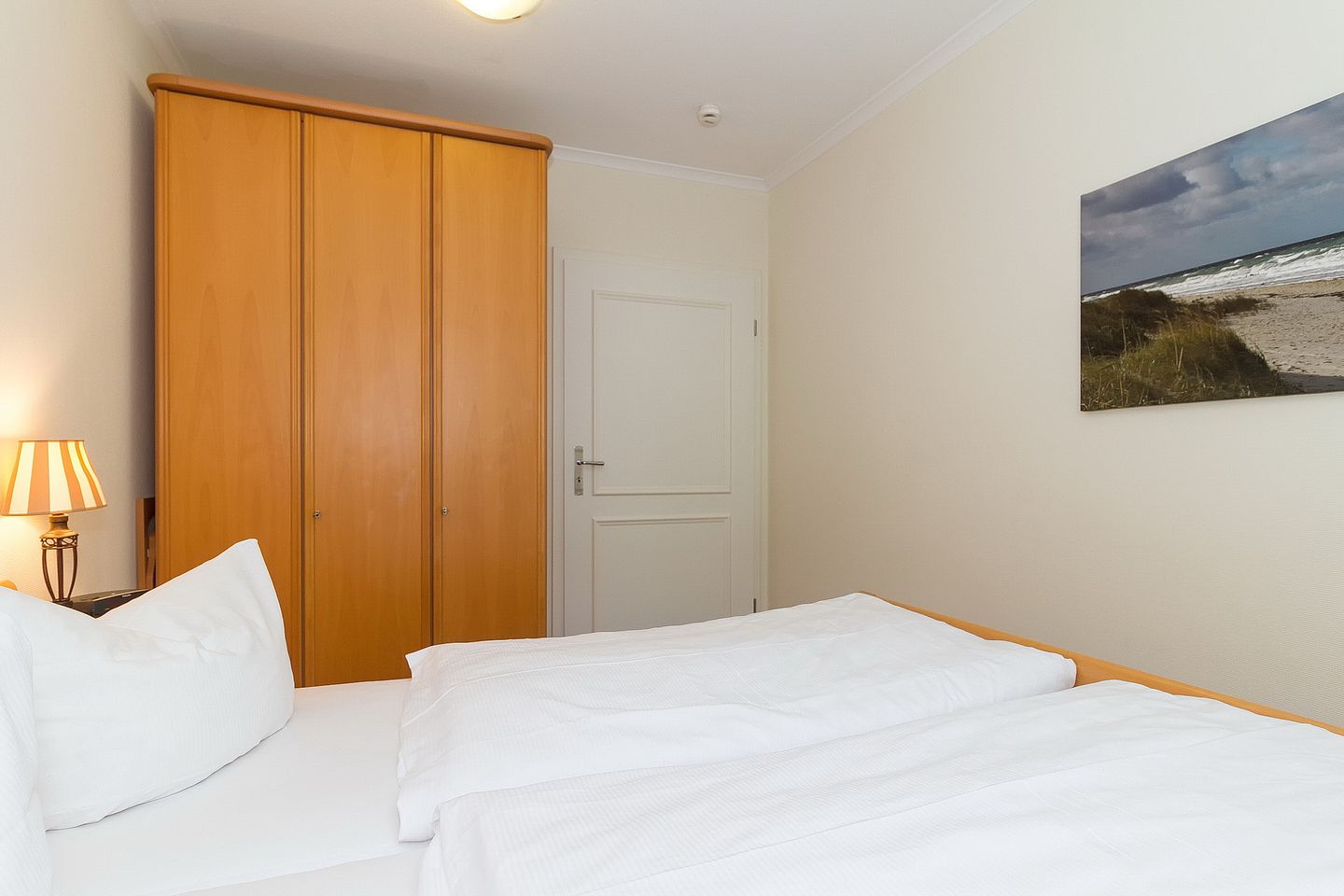 Dünenschloss Dünenschloss 4-02 Kühlungsborn - Schlafzimmer mit Doppelbett und Kleiderschrank