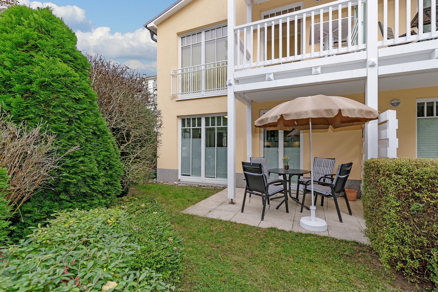 Dünenschloss Dünenschloss 4-02 Kühlungsborn - Terrasse mit Gartenmöbeln