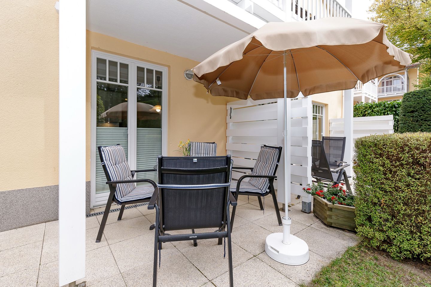 Dünenschloss Dünenschloss 4-02 Kühlungsborn - Terrasse mit Gartenmöbeln