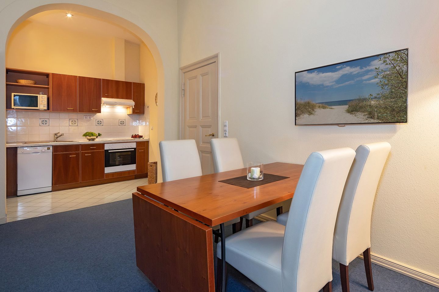 Strand-Park Strand-Park V12 Usedom - Küchenzeile mit Esstisch und Sitzgelegenheit