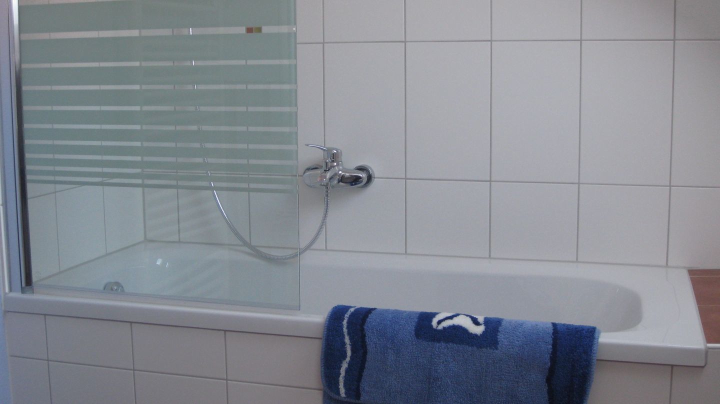 Geert-Bakker-Strasse Ferienwohnung Eddy Geert-Bakker-Straße - Bad mit Badewanne und Duschvorrichtung