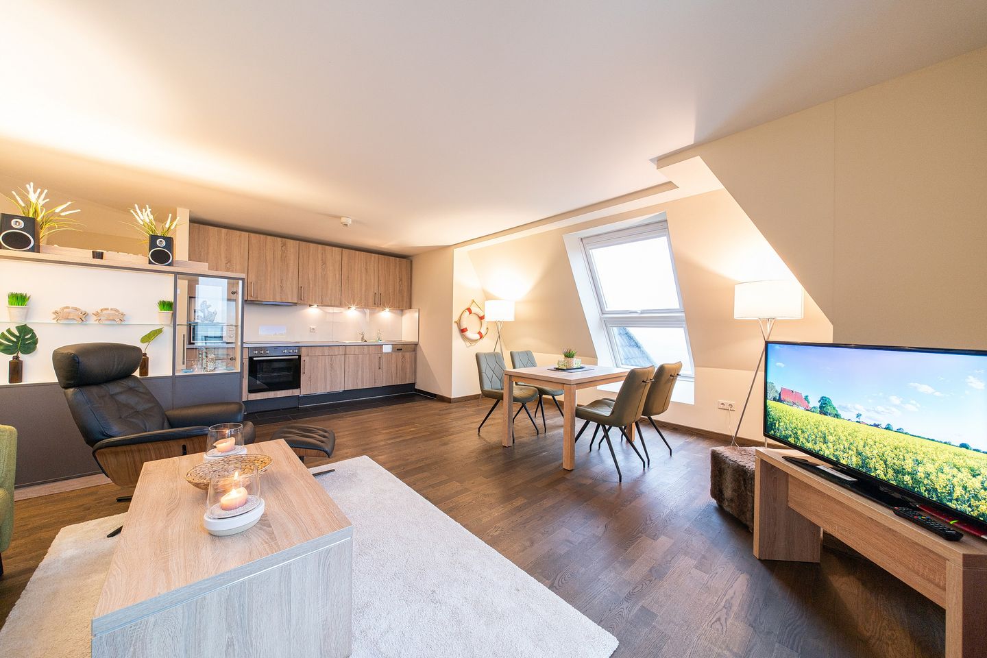 Resort Deichgraf Resort Deichgraf 31-20 Wremen - Wohn-Essbereich mit Couch