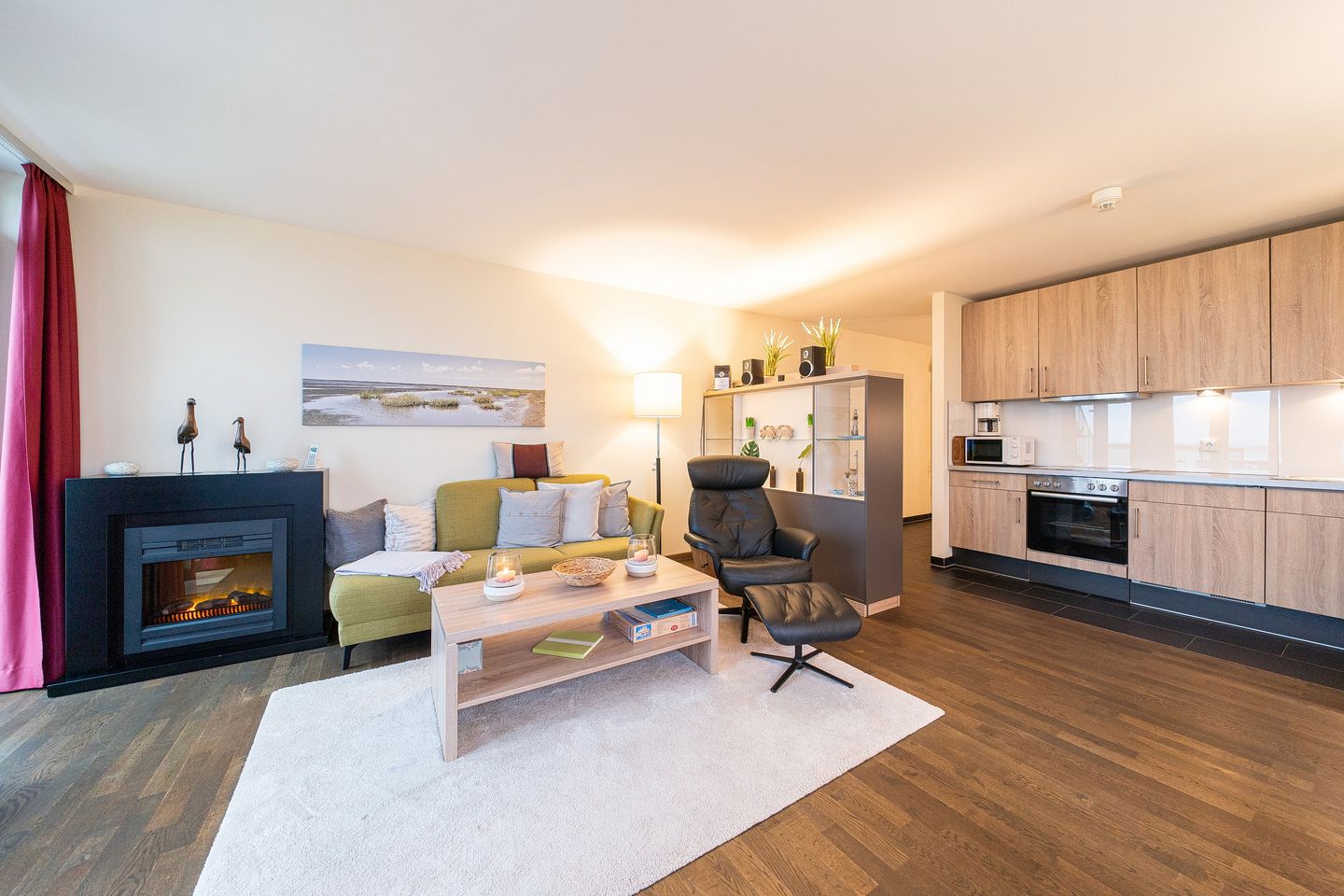 Resort Deichgraf Resort Deichgraf 31-20 Wremen - Wohn-Essbereich mit Couch und Küchenzeile