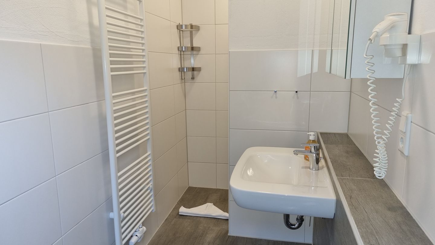 Pension Likedeeler Doppelzimmer William Kidd Pension Likedeeler - Bad mit ebenerdiger Dusche