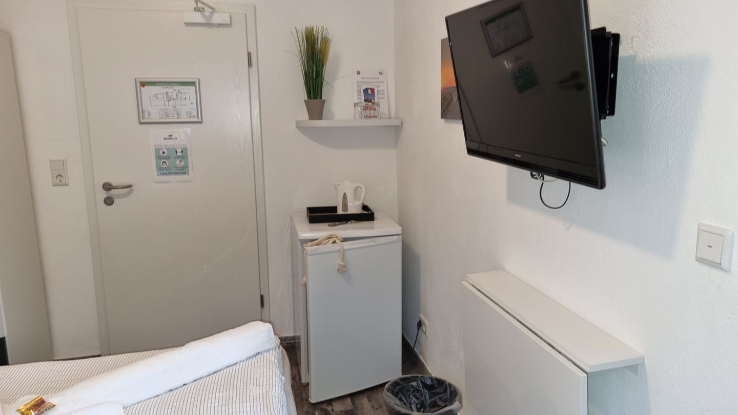 Pension Likedeeler Doppelzimmer William Kidd Pension Likedeeler - Schlafzimmer mit Kühlschrank und TV