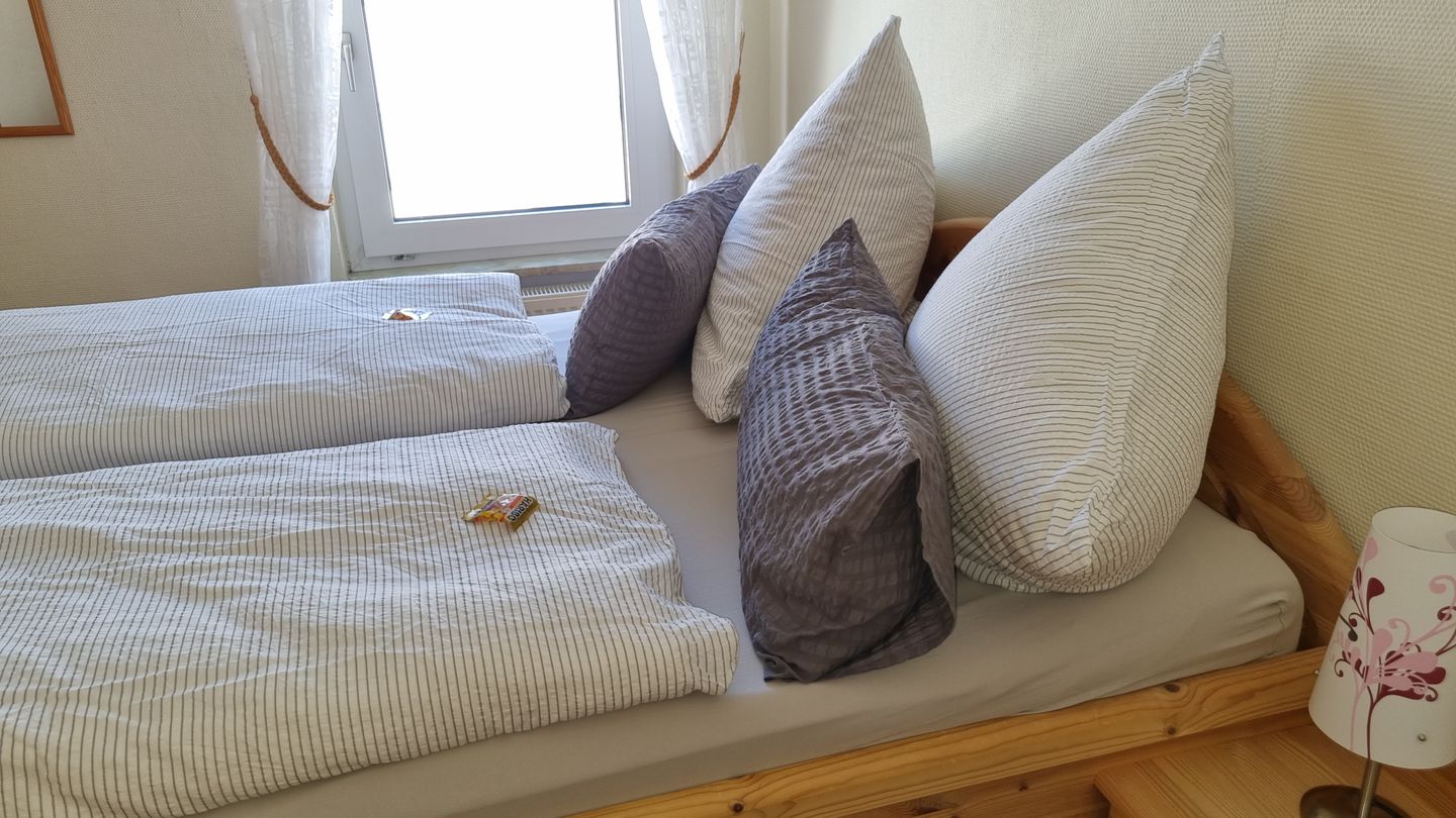 Haus Borkumitte Appartement Thor Haus Borkumitte - Schlafzimmer mit einem schmalen Bett