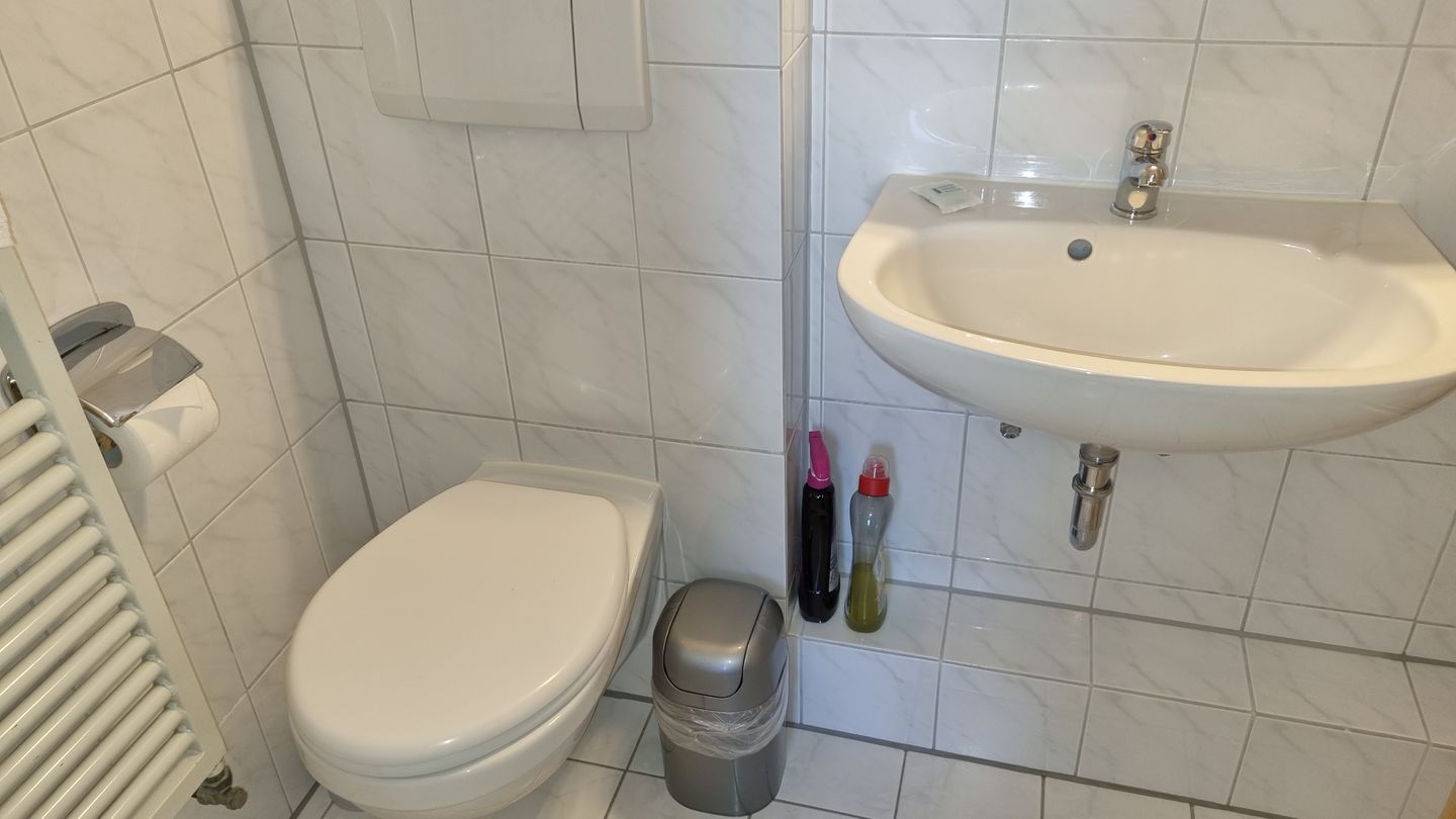 Haus Borkumitte Appartement Thor Haus Borkumitte - Bad Waschtisch und WC