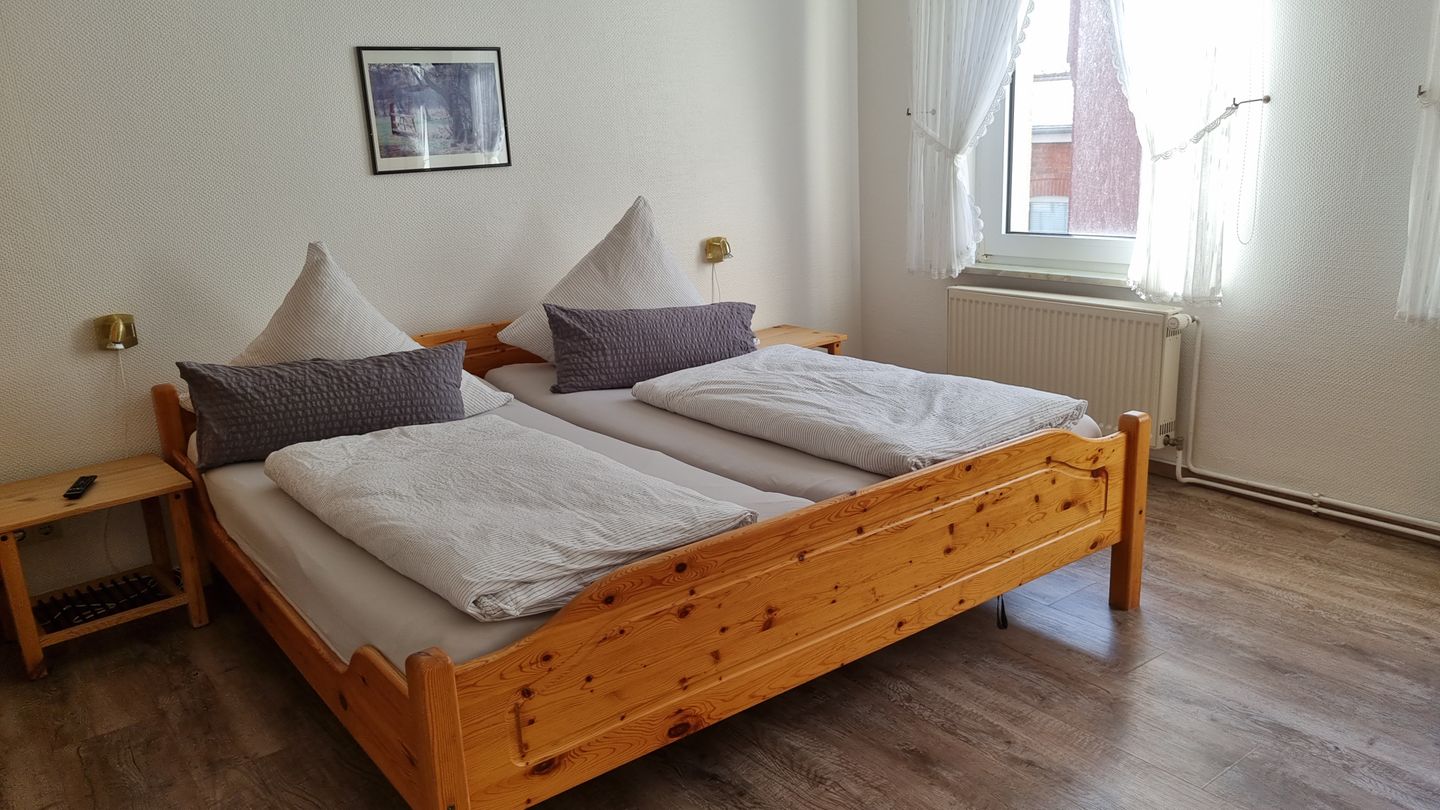 Haus Borkumitte Appartement Möwensteert Haus Borkumitte - Schlafzimmer mit Doppelbett