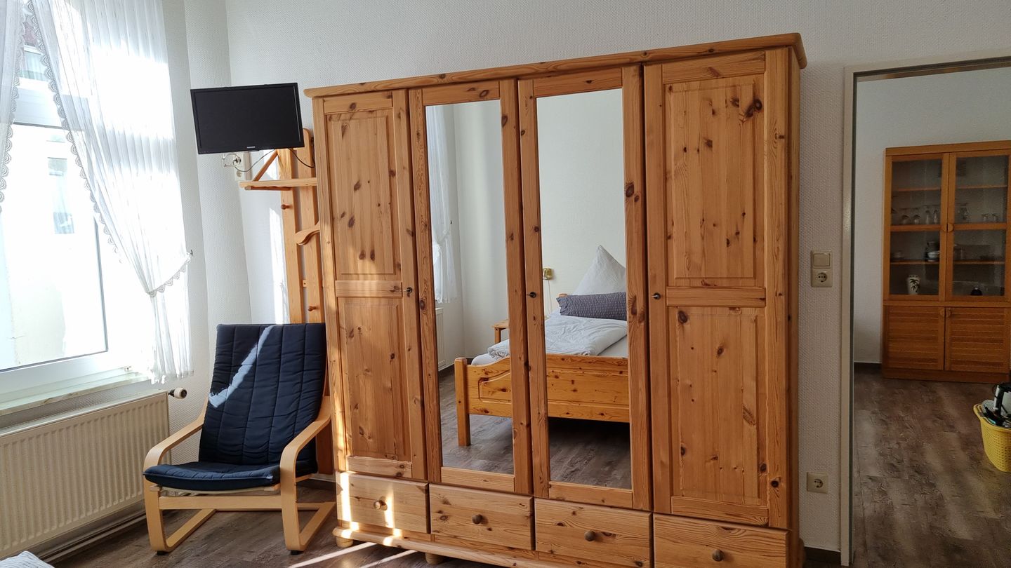 Haus Borkumitte Appartement Möwensteert Haus Borkumitte - Schlafzimmer mit TV