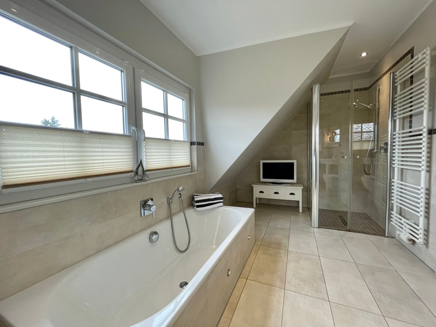  Meerblau Tinnum - Badezimmer