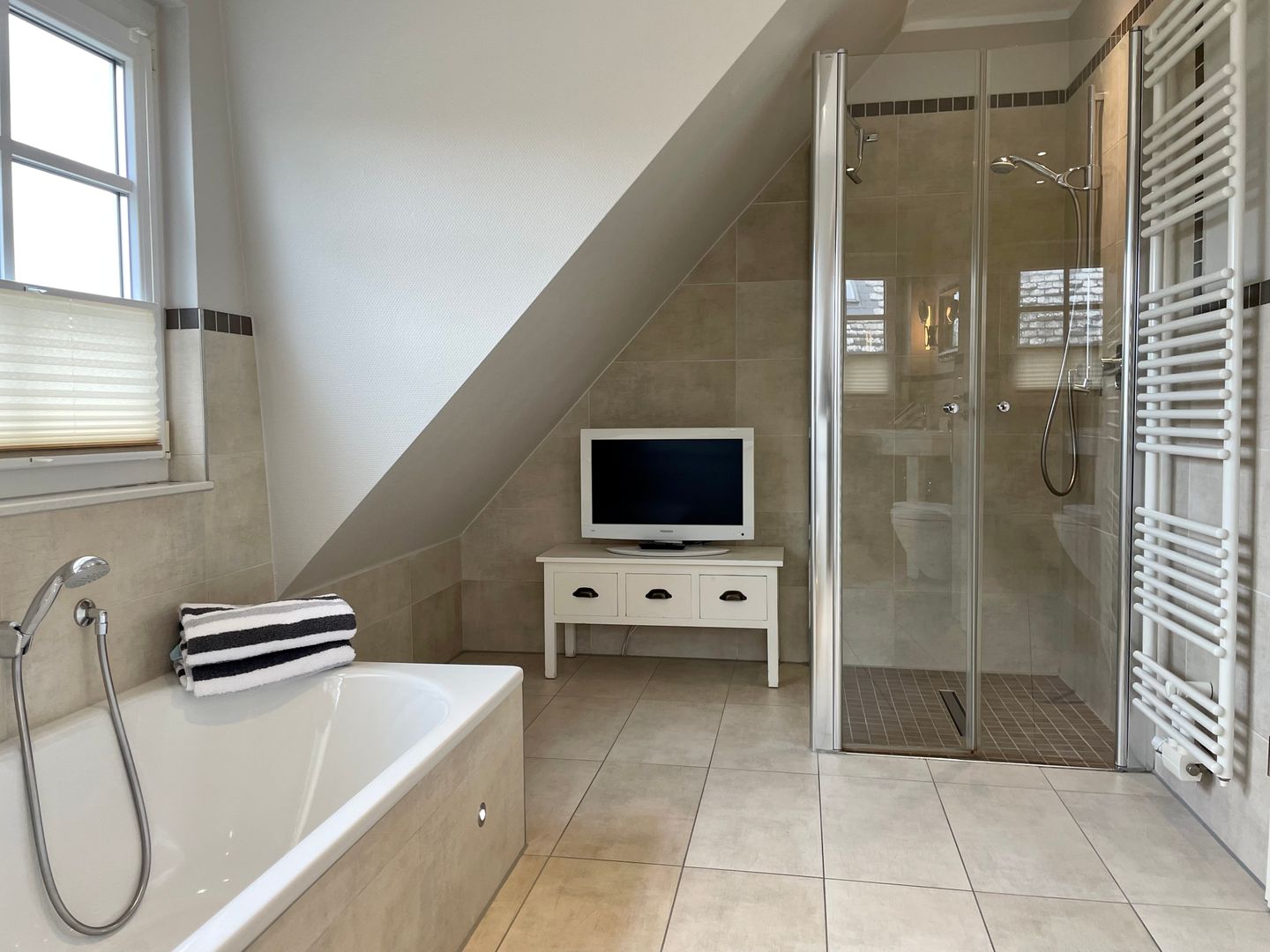  Meerblau Tinnum - Badezimmer