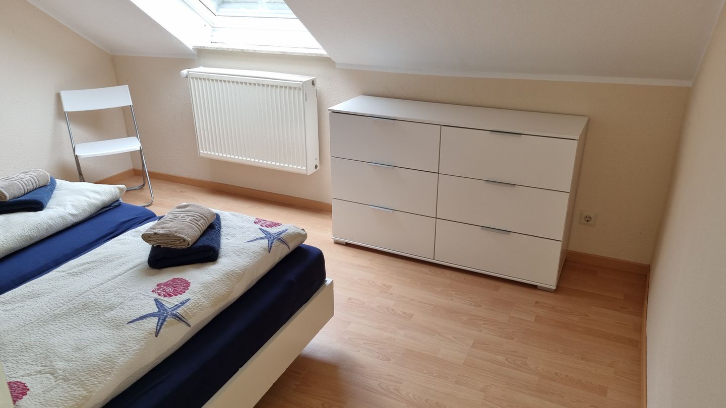 Geert-Bakker-Strasse Ferienwohnung Eddy Geert-Bakker-Straße - Schlafzimmer mit Dachschräge