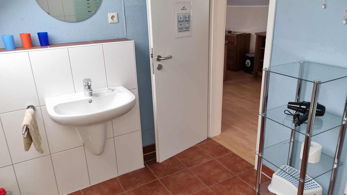 Geert-Bakker-Strasse Ferienwohnung Eddy Geert-Bakker-Straße - Bad mit Tür zum Wohnzimmer