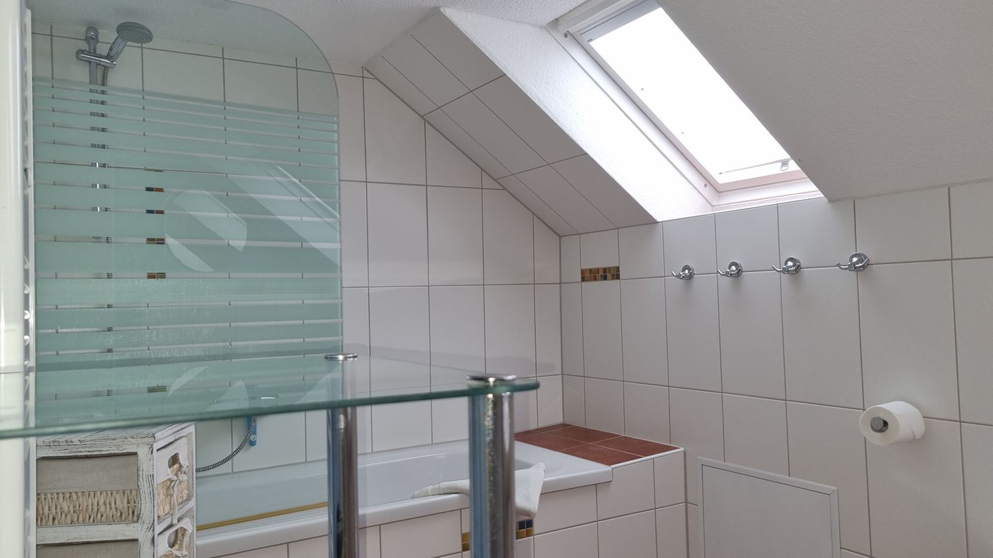 Geert-Bakker-Strasse Ferienwohnung Eddy Geert-Bakker-Straße - Bad mit Dachschräge