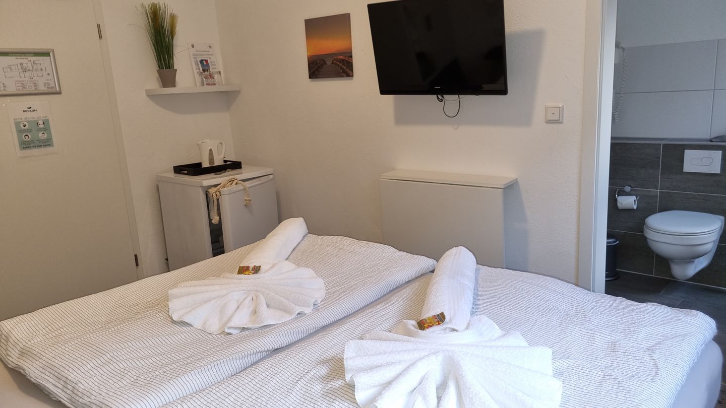 Pension Likedeeler Doppelzimmer William Kidd Pension Likedeeler - Schlafzimmer mit Blick ins Bad