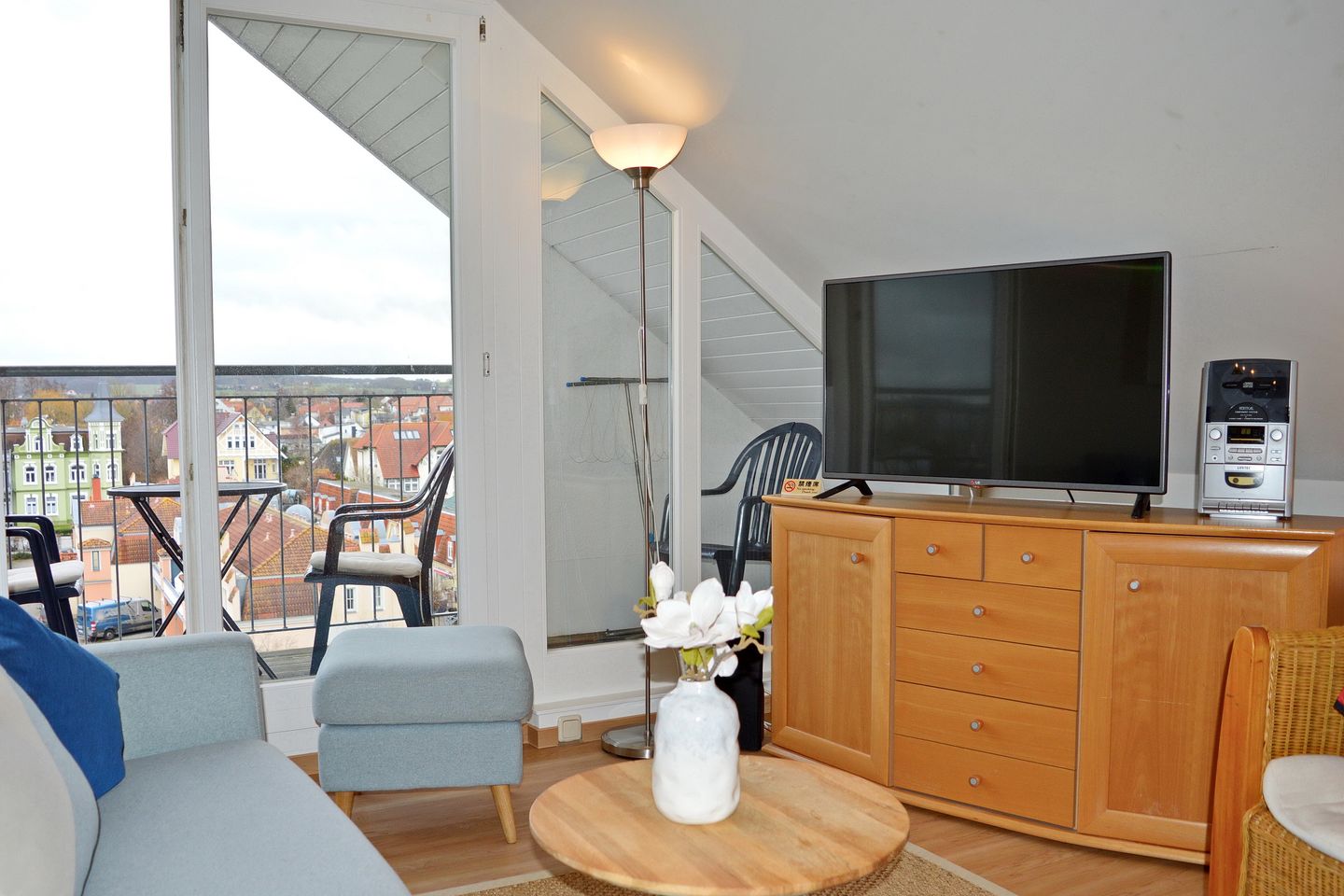 Meeresblick Meeresblick 506 Kühlungsborn - Wohnbereich mit Flatscreen TV und Zugang zum Balkon