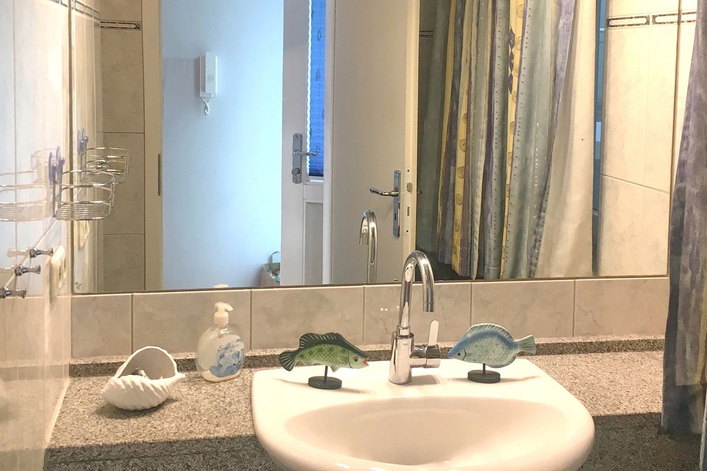 Meeresblick Meeresblick 506 Kühlungsborn - Badezimmer mit Waschtisch und Spiegel