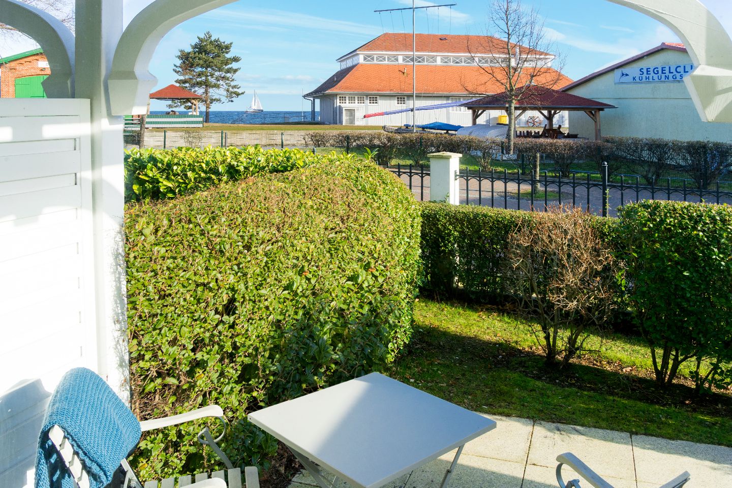 Apartment-Residenz Ostseestrand Apartment-Residenz Ostseestrand 11 Kühlungsborn - Terrasse mit Gartenmöbeln