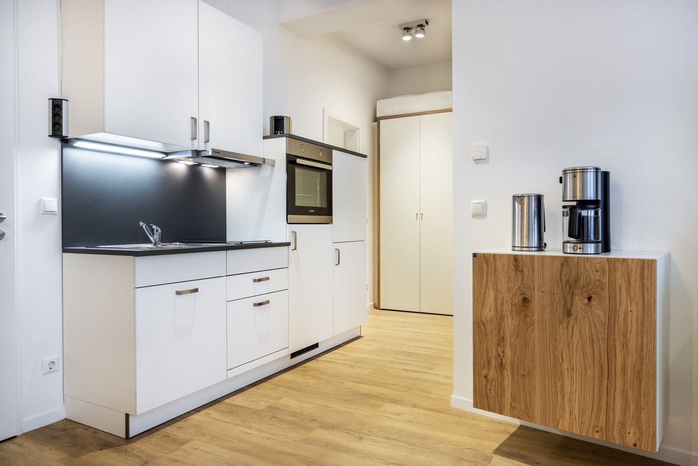 Ferienapartments am Krusespeicher Ferienapartments am Krusespeicher 1-05 Wismar - Wohn-/Essbereich mit Küchenzeile