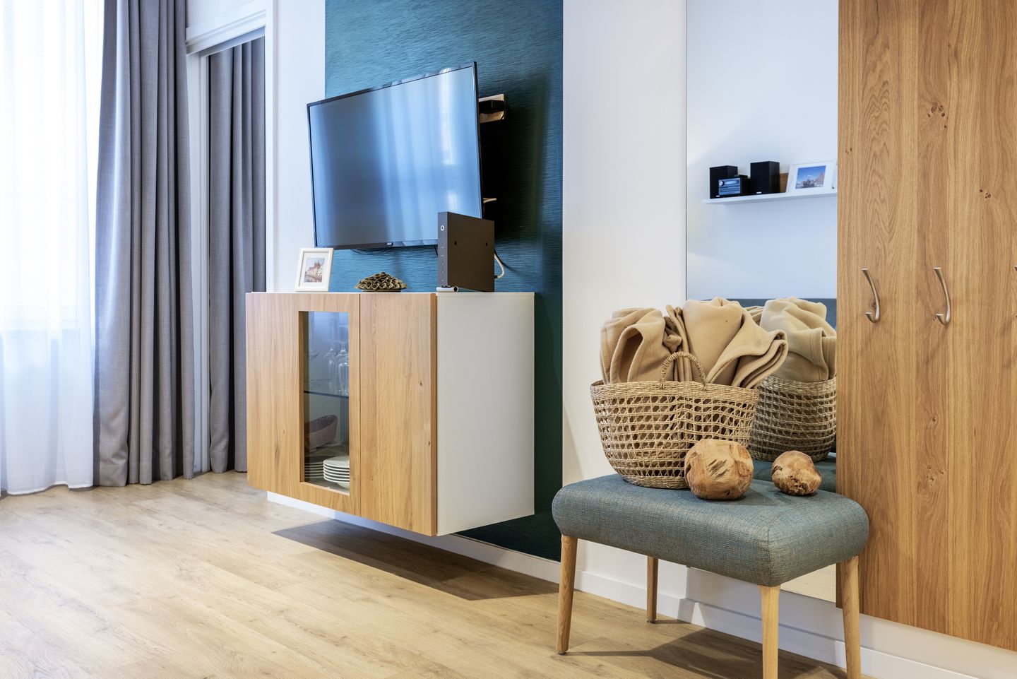 Ferienapartments am Krusespeicher Ferienapartments am Krusespeicher 1-10 Wismar - Wohn-/Essbereich mit Flatscreen-TV