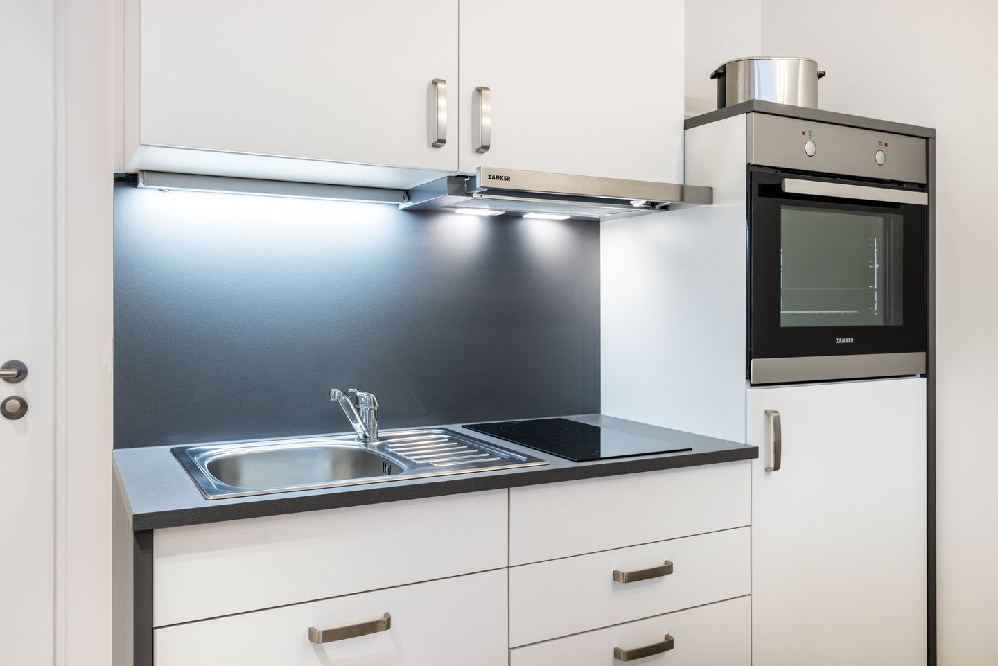 Ferienapartments am Krusespeicher Ferienapartments am Krusespeicher 1-10 Wismar - Küchenzeile mit Geschirrspüler