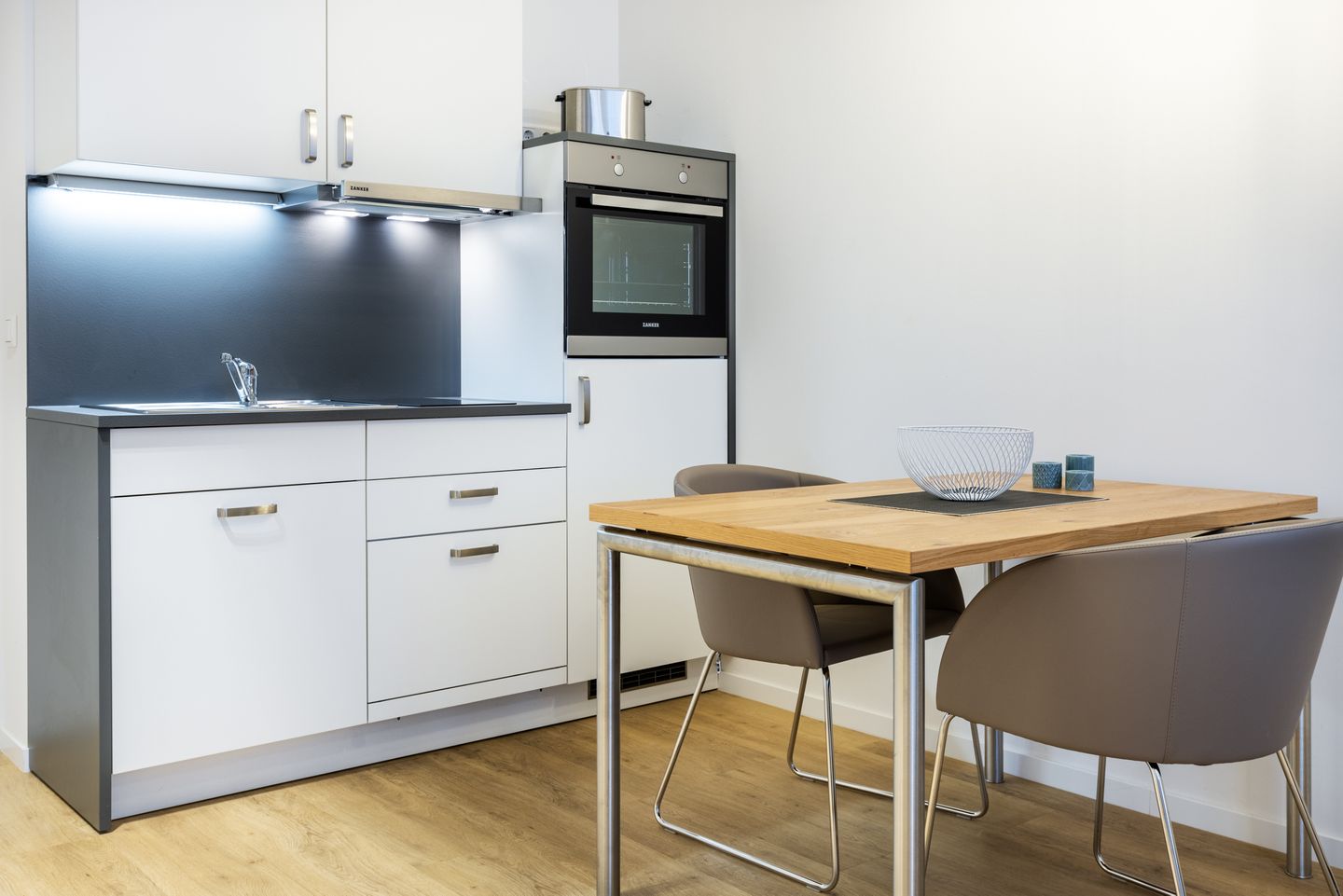 Ferienapartments am Krusespeicher Ferienapartments am Krusespeicher 1-10 Wismar - Wohn-/Essbereich mit Küchenzeile