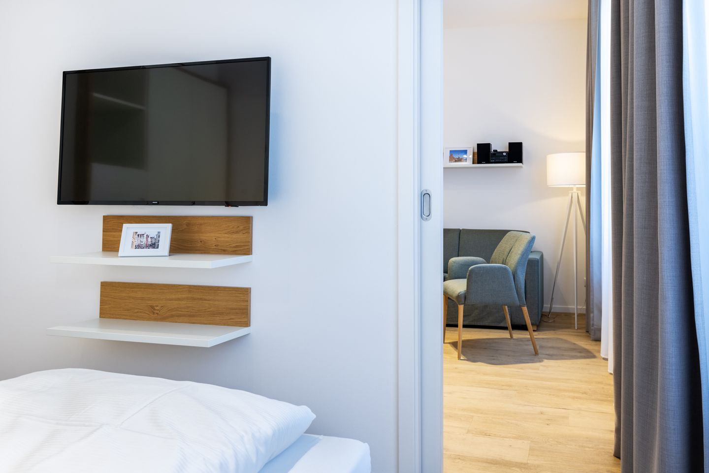 Ferienapartments am Krusespeicher Ferienapartments am Krusespeicher 1-10 Wismar - Schlafzimmer mit Zugang zum Wohn-/Essbereich