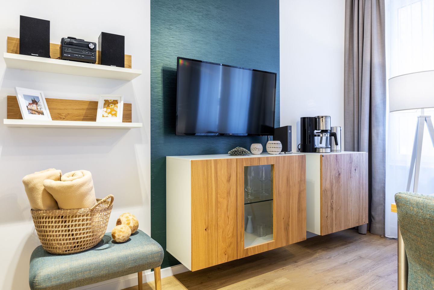 Ferienapartments am Krusespeicher Ferienapartments am Krusespeicher 1-11 Wismar - Wohn-/Schlafbereich mit Flatscreen-TV