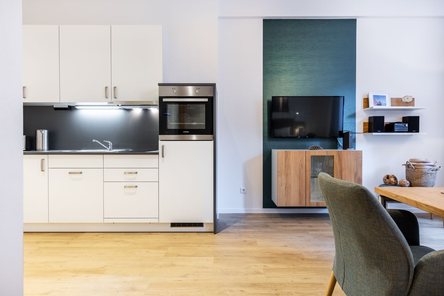 Ferienapartments am Krusespeicher Ferienapartments am Krusespeicher 1-14 Wismar - Wohn-/Schlafbereich mit Küchenzeile