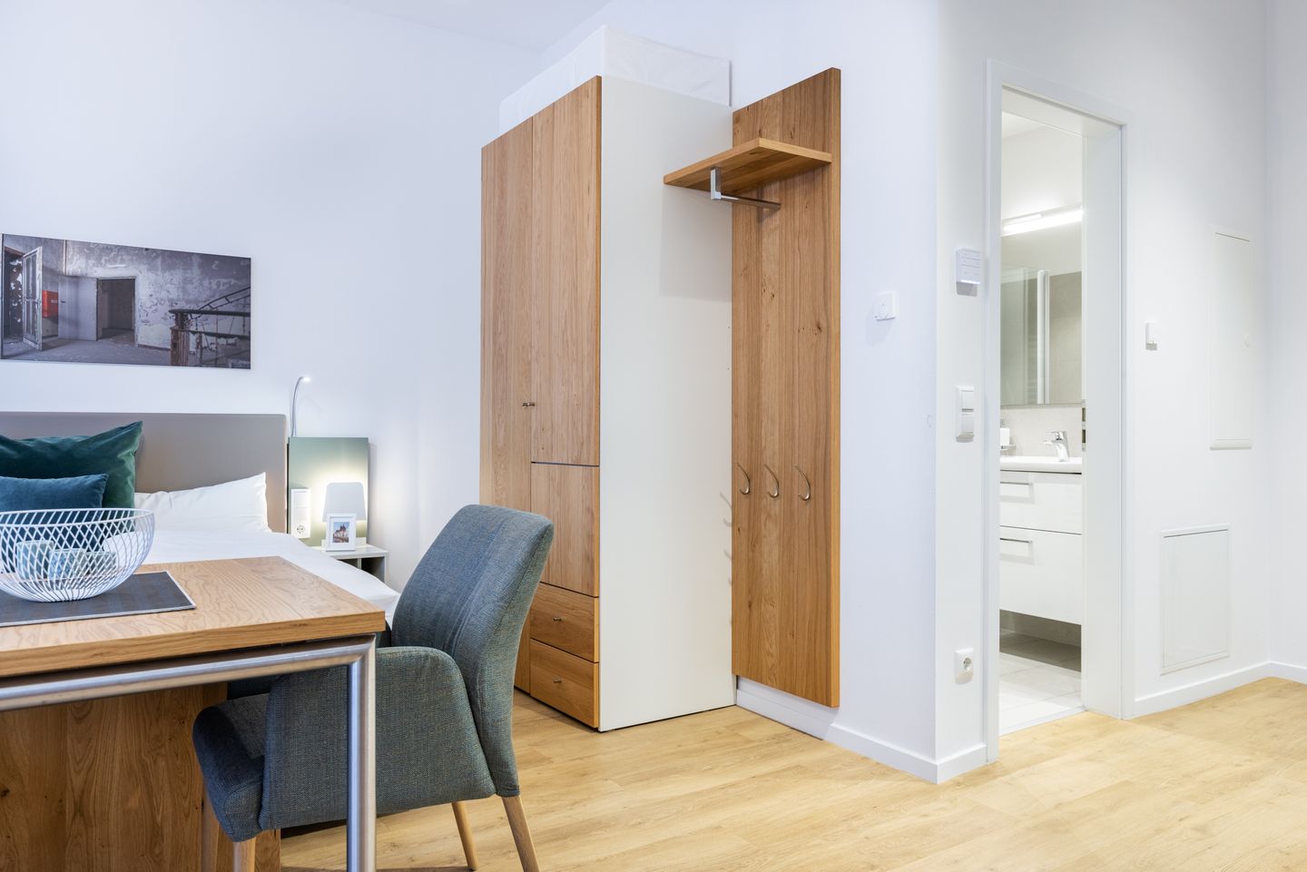 Ferienapartments am Krusespeicher Ferienapartments am Krusespeicher 1-14 Wismar - Wohn-/Schlafbereich mit Zugang zum Badezimmer