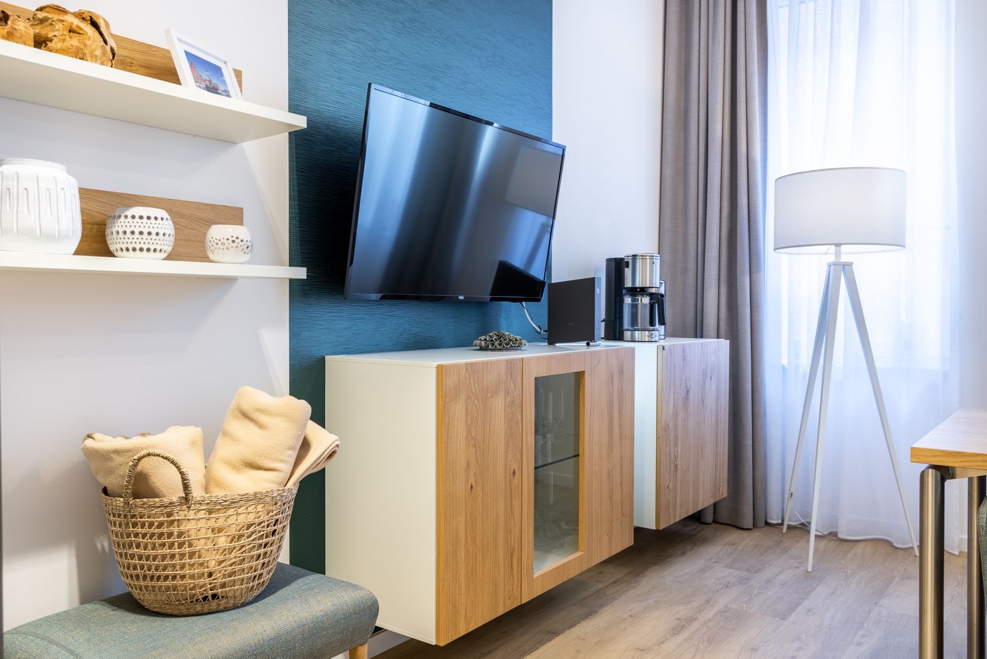 Ferienapartments am Krusespeicher Ferienapartments am Krusespeicher 2-21 Wismar - Wohn-/Schlafbereich mit Flatscreen-TV