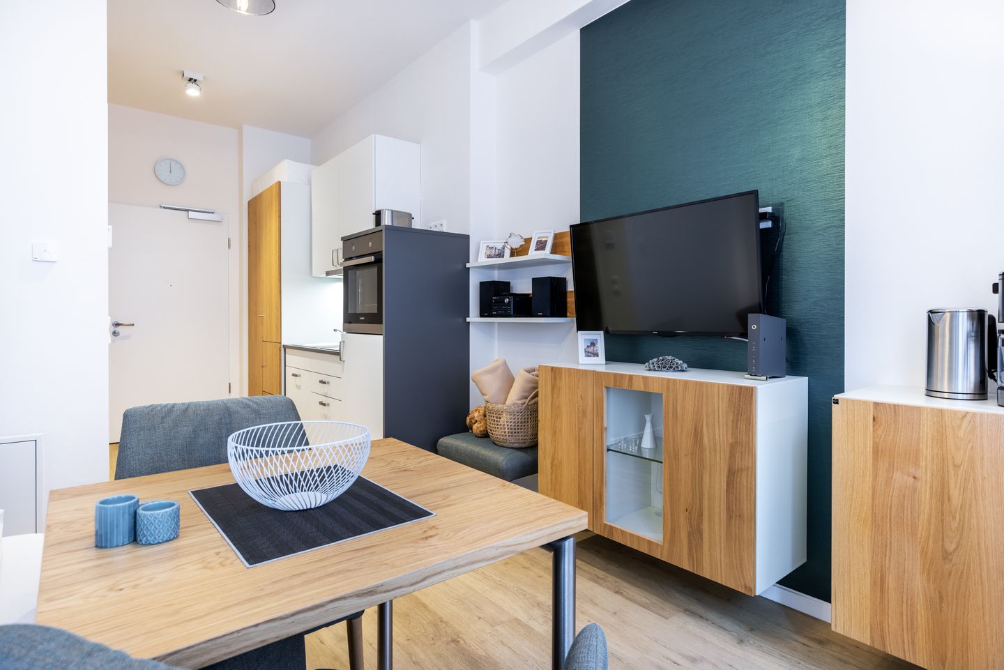 Ferienapartments am Krusespeicher Ferienapartments am Krusespeicher 2-22 Wismar - Wohn-/Schlafbereich mit Sitzgelegenheit