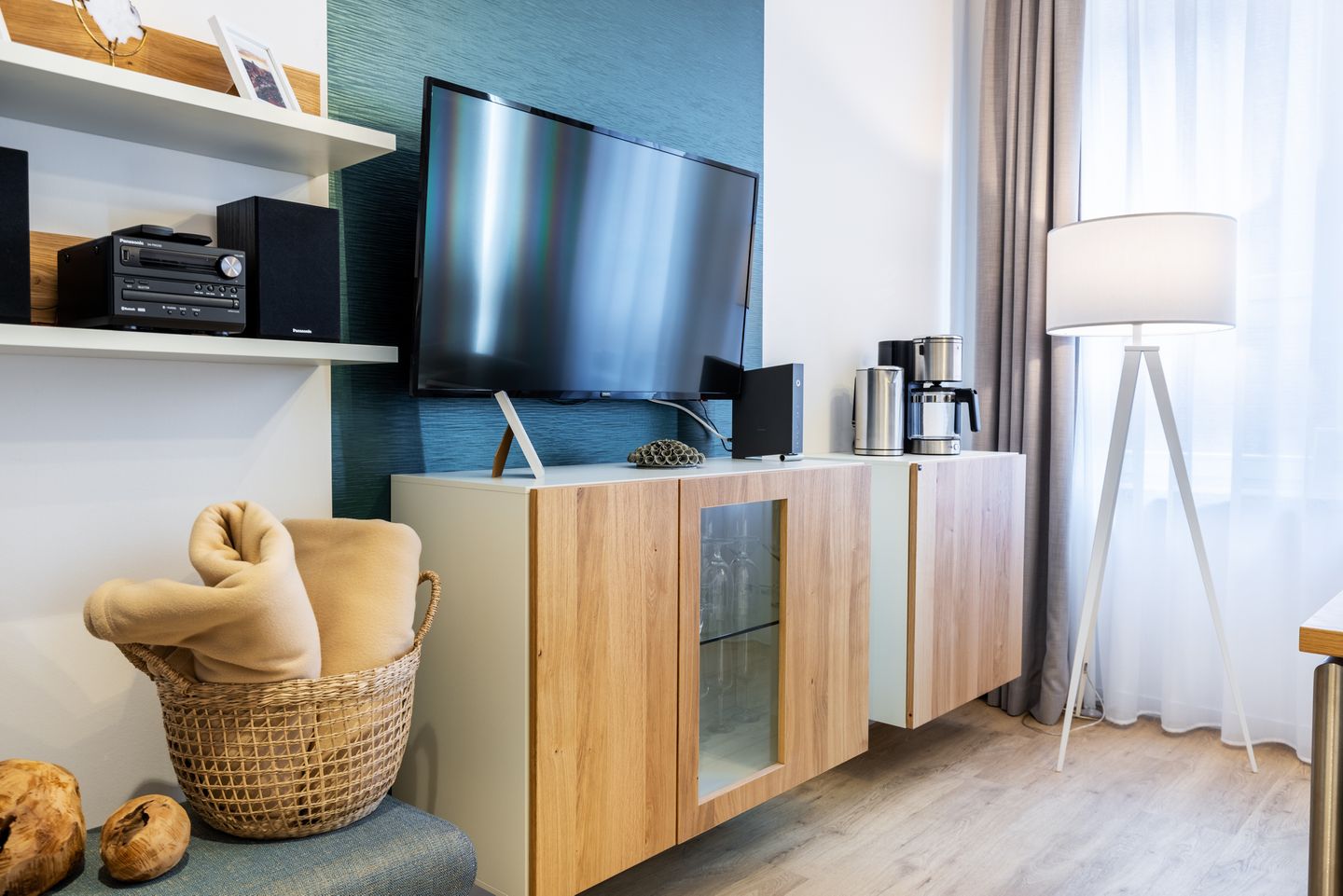 Ferienapartments am Krusespeicher Ferienapartments am Krusespeicher 2-22 Wismar - Wohn-/Schlafbereich mit Flatscreen-TV