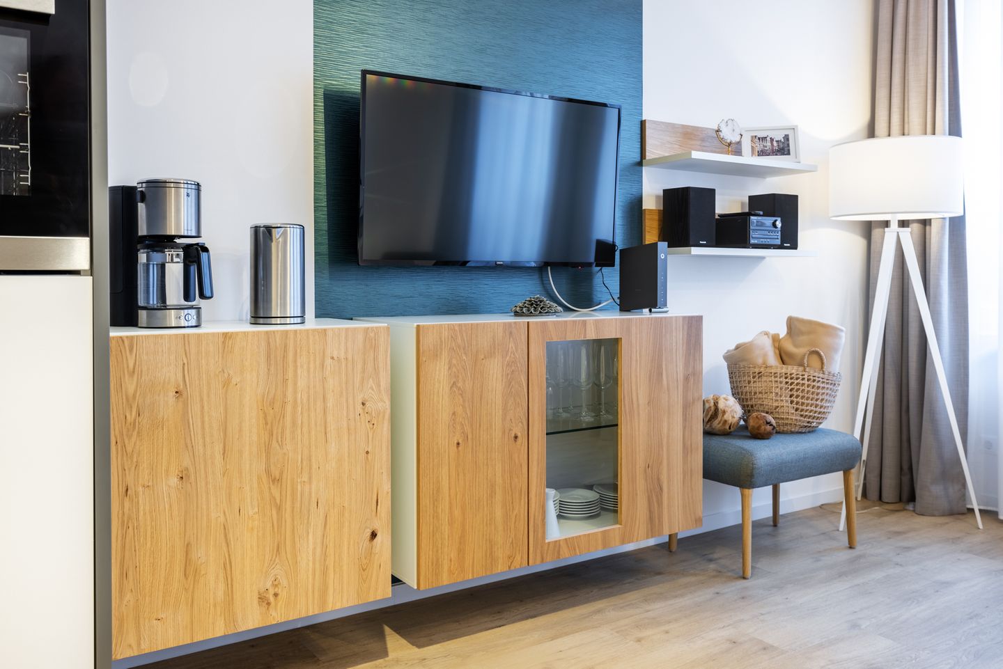 Ferienapartments am Krusespeicher Ferienapartments am Krusespeicher 2-24 Wismar - Wohn-/Schlafbereich mit Flatscreen-TV