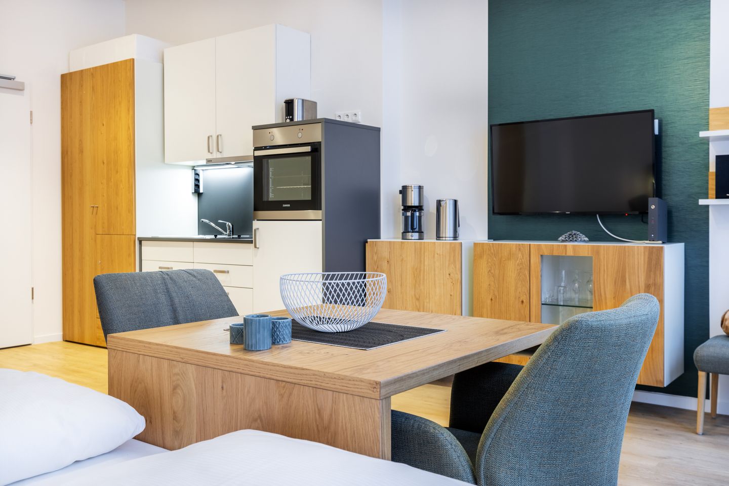 Ferienapartments am Krusespeicher Ferienapartments am Krusespeicher 2-24 Wismar - Wohn-/Schlafbereich mit Sitzgelegenheit