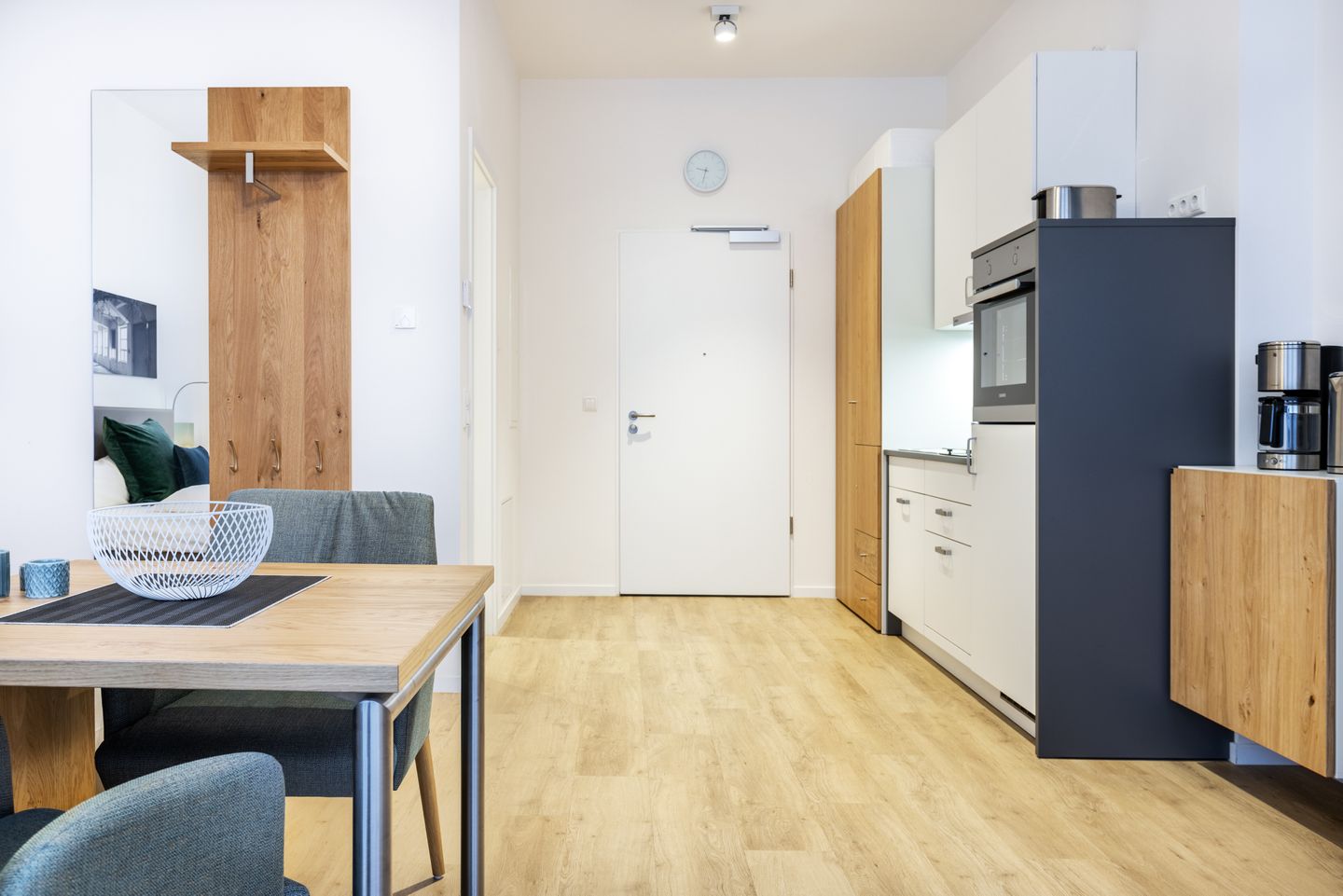 Ferienapartments am Krusespeicher Ferienapartments am Krusespeicher 2-24 Wismar - Wohn-/Schlafbereich mit Garderobe