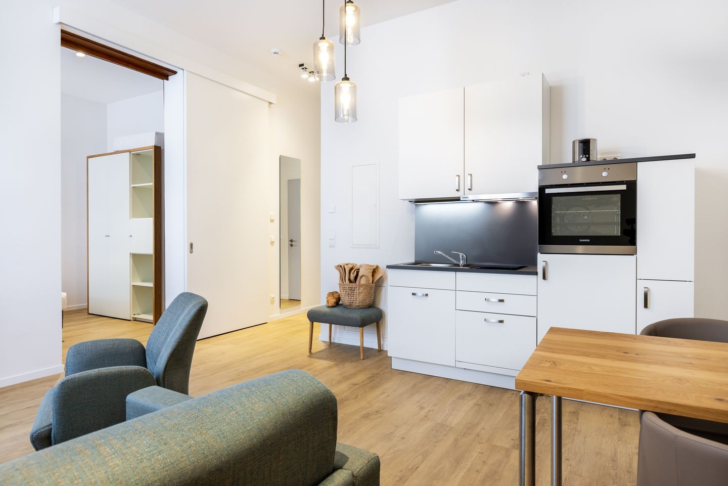 Ferienapartments am Krusespeicher Ferienapartments am Krusespeicher 3-25 Wismar - Wohn-/Essbereich mit Sitzgelegenheit