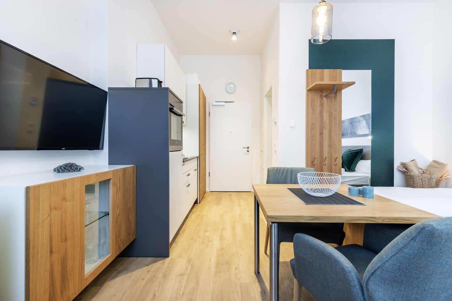 Ferienapartments am Krusespeicher Ferienapartments am Krusespeicher 3-29 Wismar - Wohn-/Schlafbereich mit Garderobe