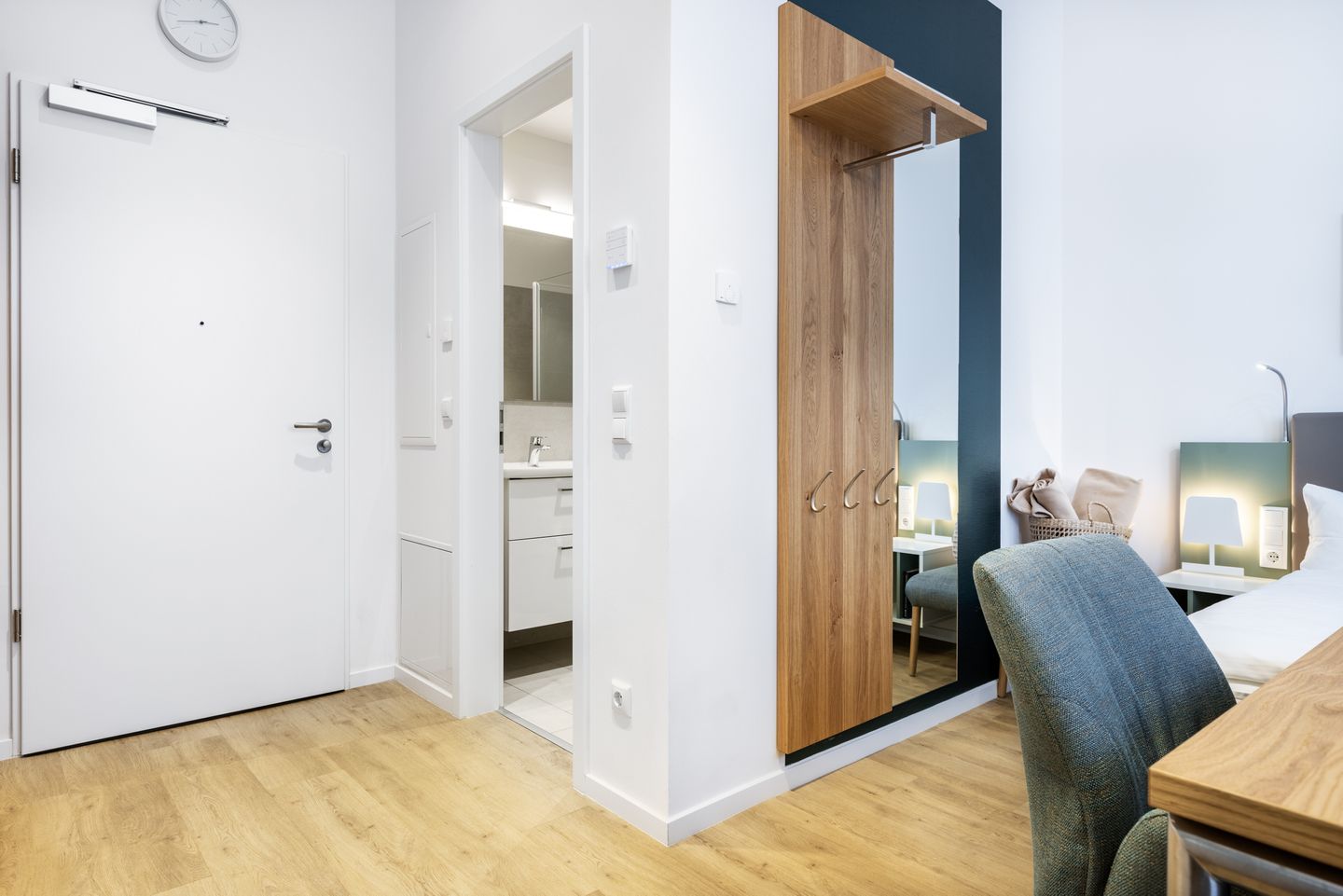 Ferienapartments am Krusespeicher Ferienapartments am Krusespeicher 3-29 Wismar - Wohn-/Schlafbereich mit Zugang zum Badezimmer