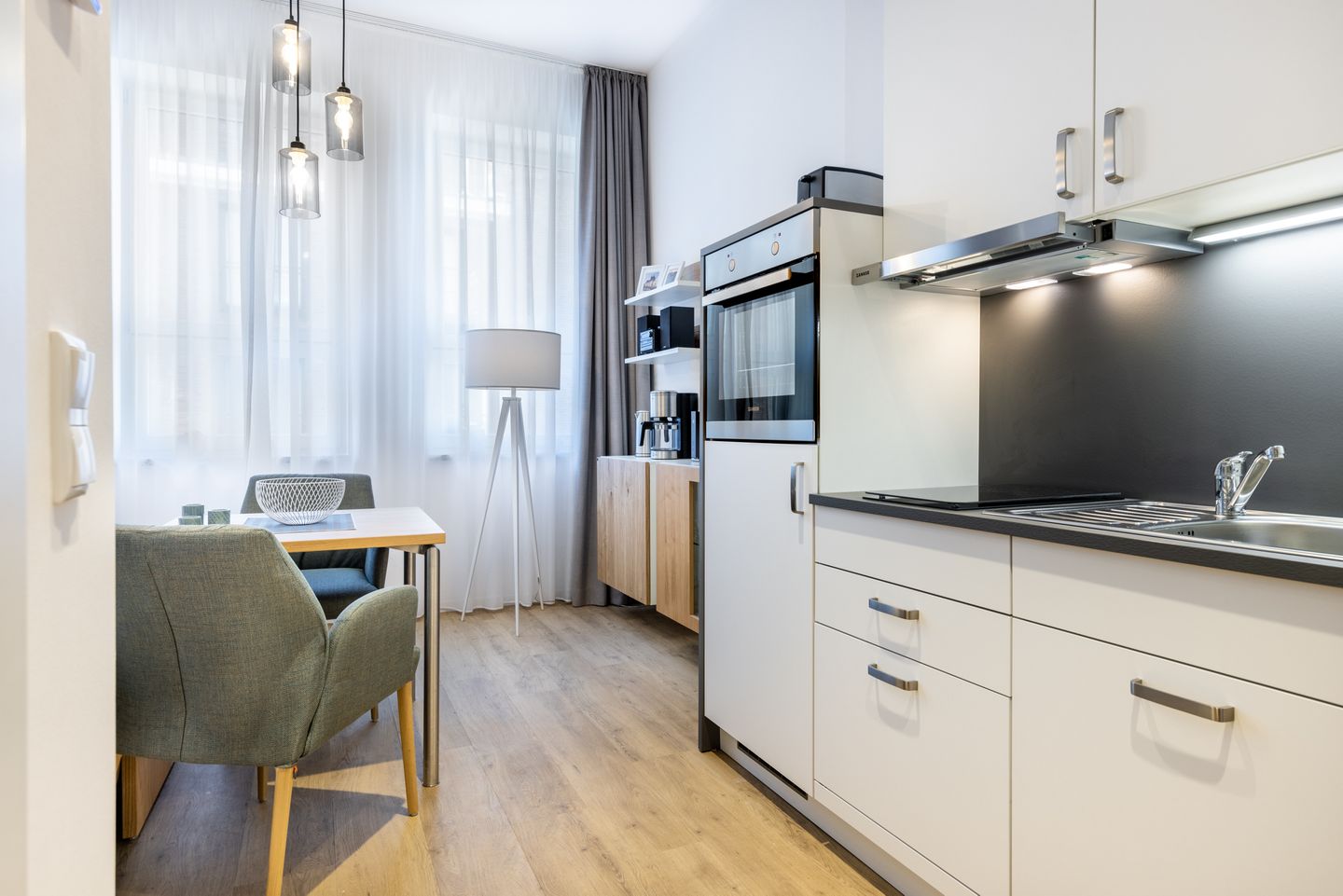 Ferienapartments am Krusespeicher Ferienapartments am Krusespeicher 3-29 Wismar - Küchenzeile mit Backofen