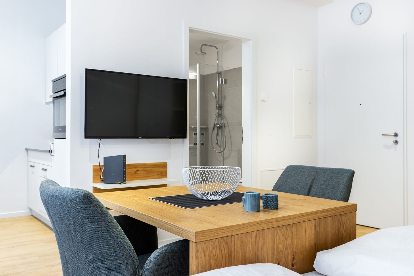 Ferienapartments am Krusespeicher Ferienapartments am Krusespeicher 0-01 Wismar - Wohn-/Schlafbereich mit Flatscreen-TV