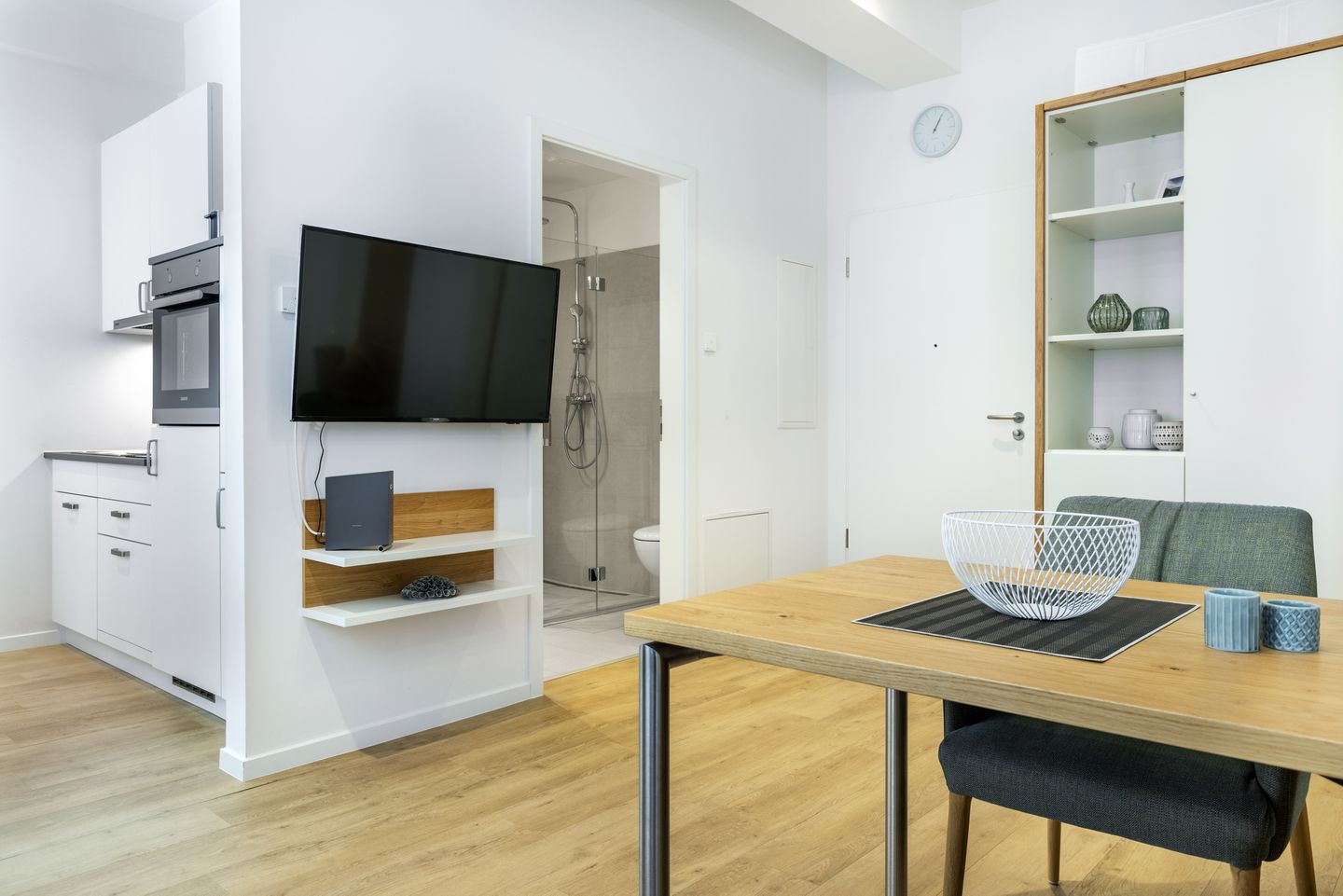 Ferienapartments am Krusespeicher Ferienapartments am Krusespeicher 0-03 Wismar - Wohn-/Schlafbereich mit Flatscreen-TV