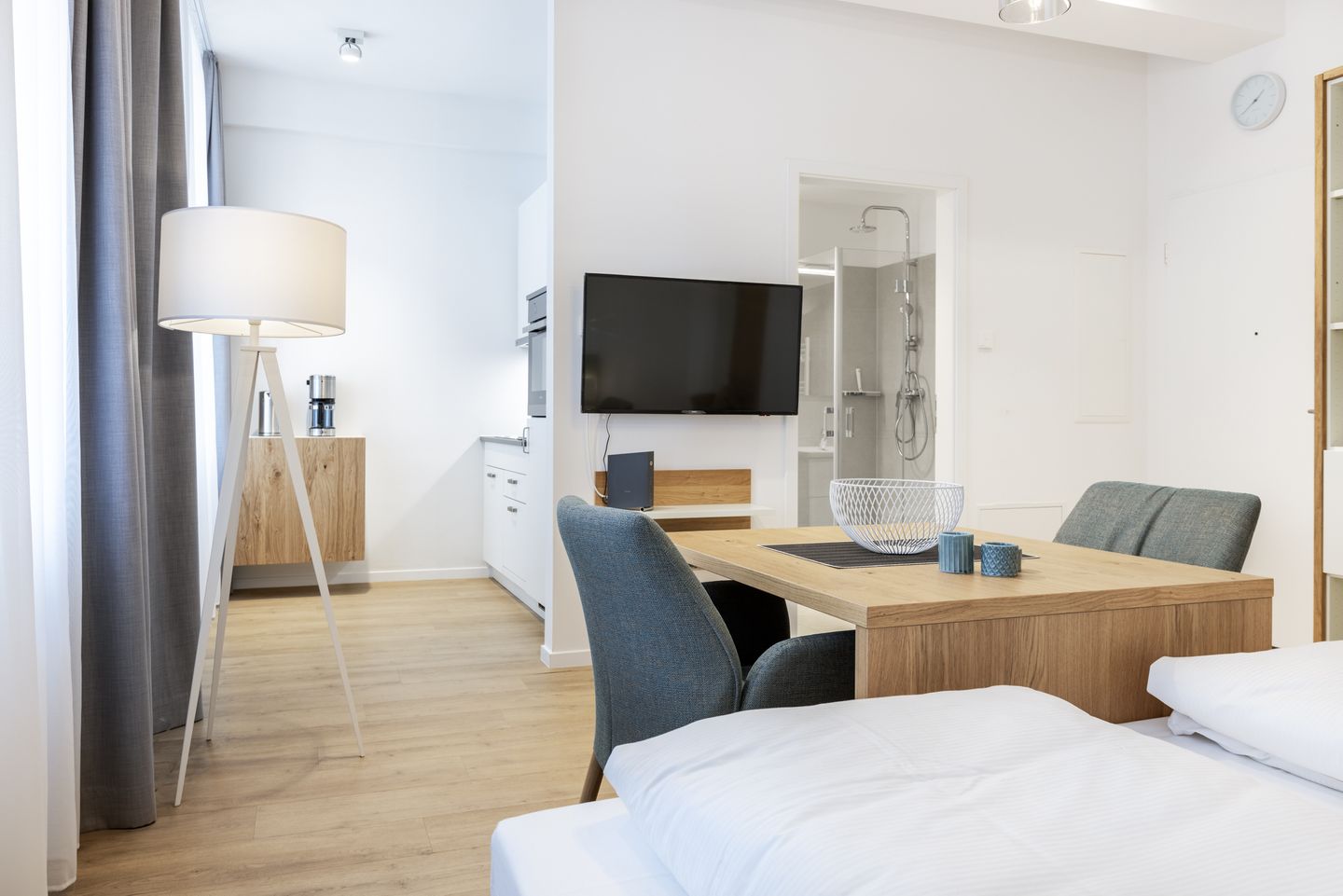 Ferienapartments am Krusespeicher Ferienapartments am Krusespeicher 0-03 Wismar - Wohn-/Schlafbereich mit Sitzgelegenheit