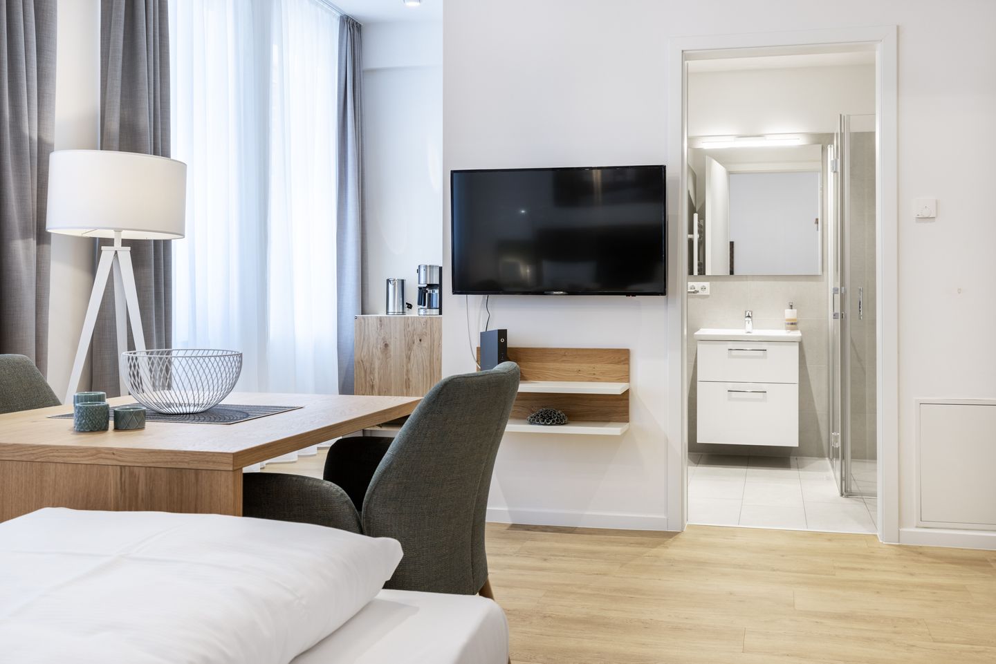 Ferienapartments am Krusespeicher Ferienapartments am Krusespeicher 0-03 Wismar - Wohn-/Schlafbereich mit Zugang zum Badezimmer