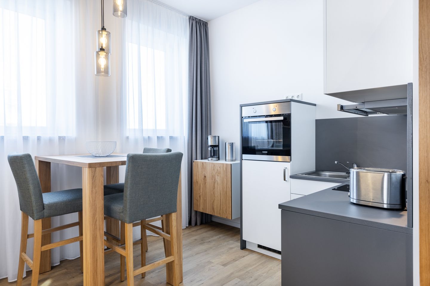 Ferienapartments am Krusespeicher Ferienapartments am Krusespeicher 1-09 Wismar - Wohn-/Essbereich mit Sitzgelegenheit