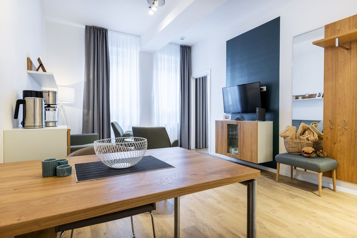 Ferienapartments am Krusespeicher Ferienapartments am Krusespeicher 2-20 Wismar - Wohn-/Essbereich mit Garderobe