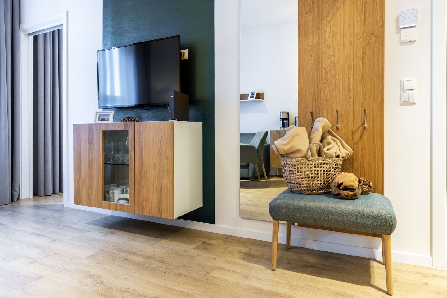 Ferienapartments am Krusespeicher Ferienapartments am Krusespeicher 2-20 Wismar - Wohn-/Essbereich mit Flatscreen-TV