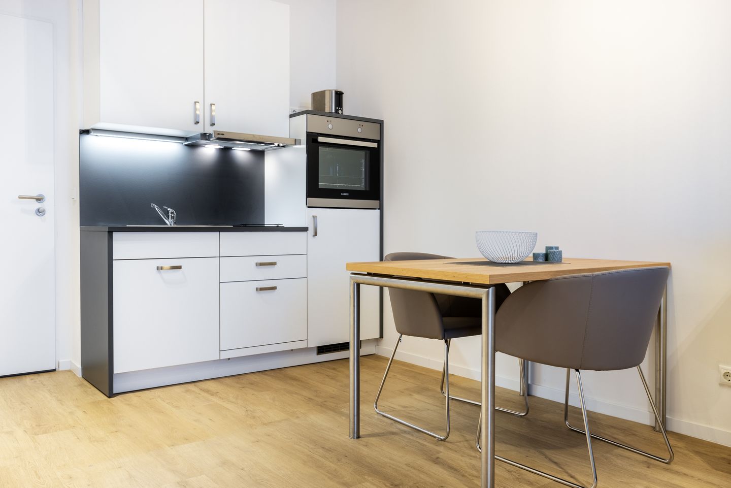 Ferienapartments am Krusespeicher Ferienapartments am Krusespeicher 2-20 Wismar - Wohn-/Essbereich mit Esstisch